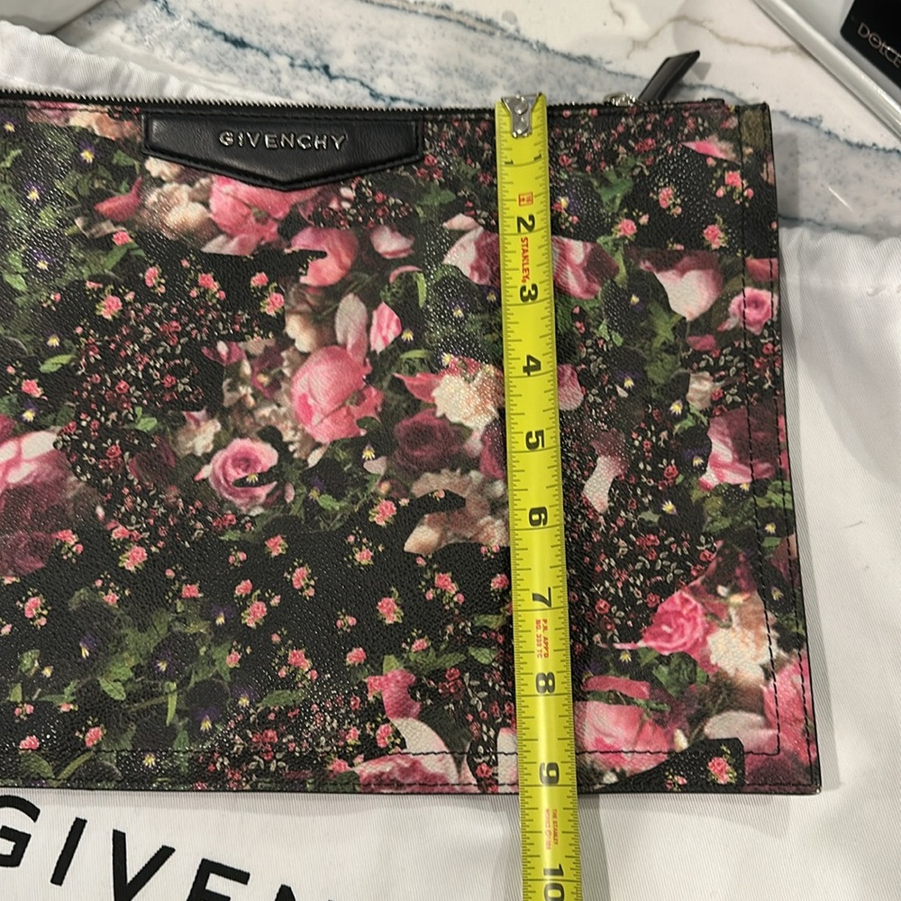 Givenchy - Picture 3 of 5